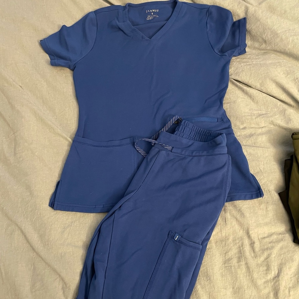 Jaanuu scrub set